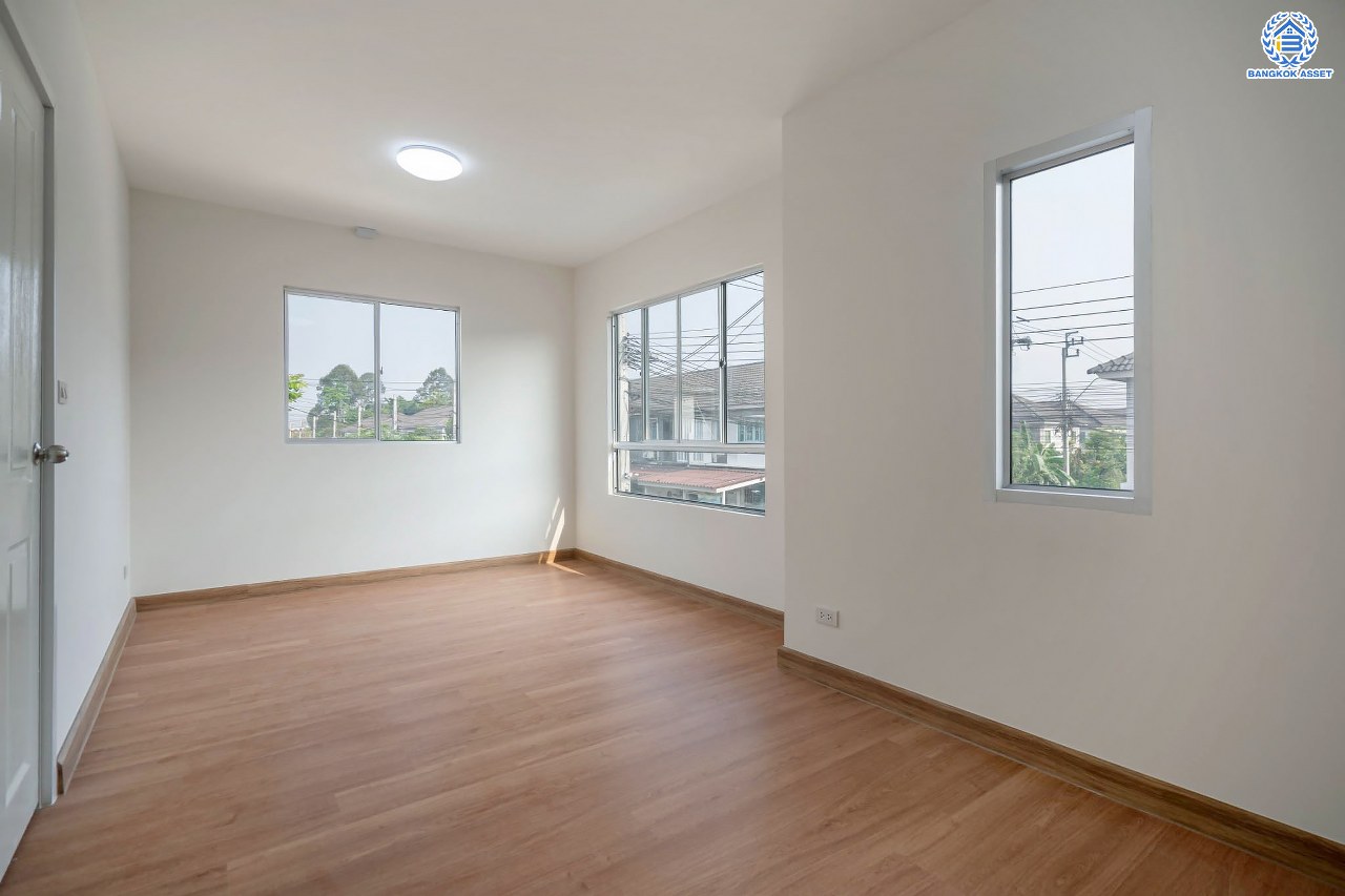 บ้านมือสองตกแต่งใหม่ โครงการ พฤกษาวิลล์63/1 นครอินทร์-พระราม5 หลังมุม สภาพแวดล้อมดี เนื้อที่ 48.8 ตร.ว. ฟังก์ชัน 3 ห้องนอน 2 ห้องน้ำ ที่จอดรถ 1 คัน บนทำเลโซนเมือง! เดินทางสะดวก เข้า-ออกทาง ซอยวัดสังฆทาน ใกล้สะพานพระราม5 และรถไฟฟ้าสถานี "แยกติวานนท์"...